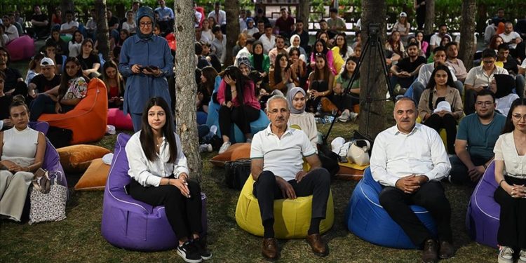 Ulaştırma ve Altyapı Bakanı Abdulkadir Uraloğlu, stajyer öğrencilerle buluştu