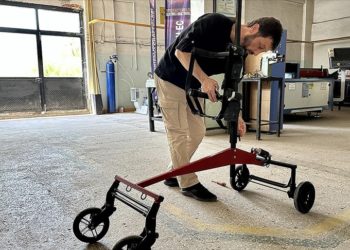 Hiç görmediği engelli çocuğa atık malzemelerden yürüteç yaptı