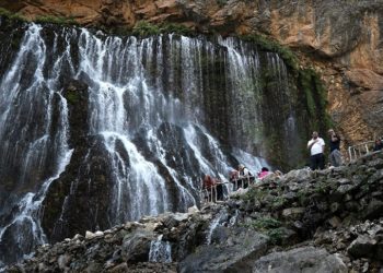 Kayseri'de sıcaktan bunalanlar şelalelerde serinliyor