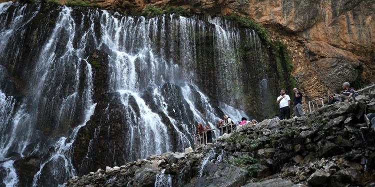 Kayseri'de sıcaktan bunalanlar şelalelerde serinliyor
