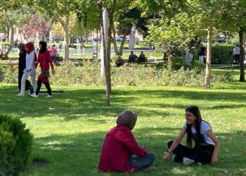 Konya'da aşırı sıcaktan bunalanlar park ve bahçelerde serinledi