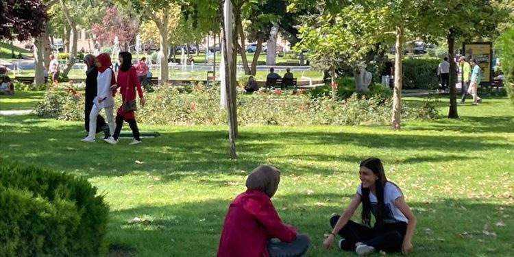 Konya'da aşırı sıcaktan bunalanlar park ve bahçelerde serinledi