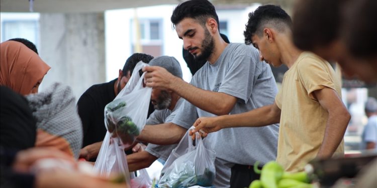 Hatay’da semt pazarında babasıyla çalışan genç, üniversiteyi tam burslu kazandı