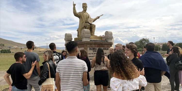 Yabancı gençlere Ardahan'ın tarihi ve turistik yerleri tanıtılıyor