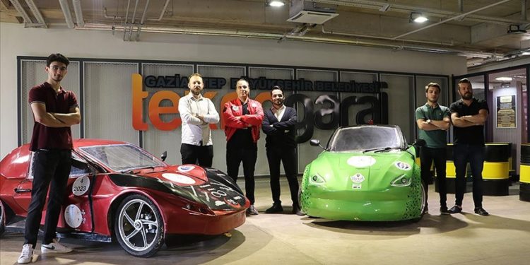 Üniversite öğrencileri “yapamazsınız” diyenlere inat 2 elektrikli otomobil üretti