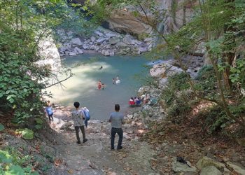 Sakarya'da sıcaktan bunalanlar Doğançay Şelalesi'nde serinliyor