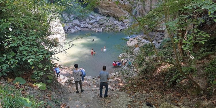 Sakarya'da sıcaktan bunalanlar Doğançay Şelalesi'nde serinliyor