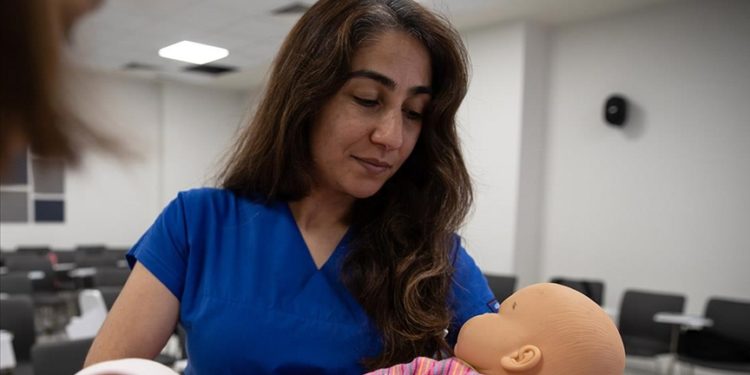 Anne sütüne yönelik farkındalığı artırmak için emzirme eğitimi