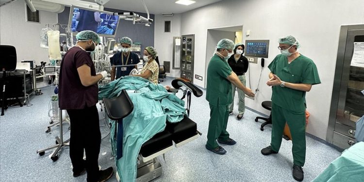 Doğurganlığı zarar görebilecek kadınlara “yumurtalık dokusu dondurma” seçeneği