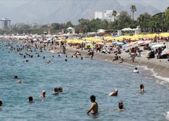 Antalya'da serinlemek isteyenler sahillerde yoğunluk oluşturdu