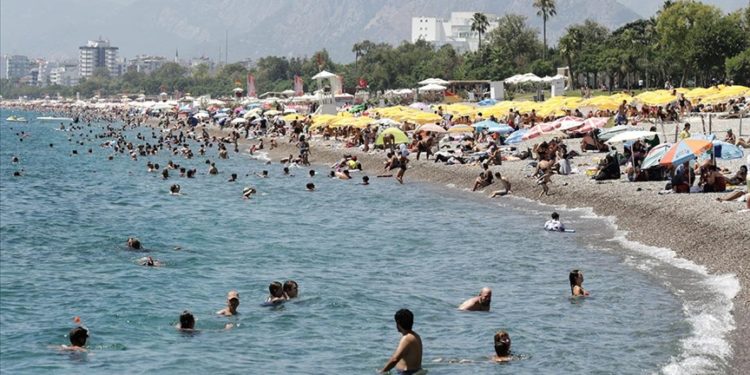 Antalya'da serinlemek isteyenler sahillerde yoğunluk oluşturdu