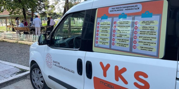 Bartın’da sel mağduru üniversite adaylarına “Mobil Tercih Aracı”yla hizmet veriliyor