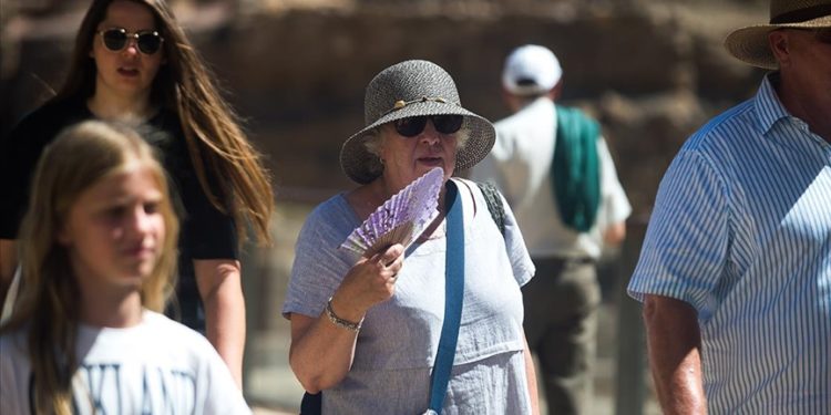 Küçük çocuklarda ve yaşlılarda sıcak çarpma riski artıyor