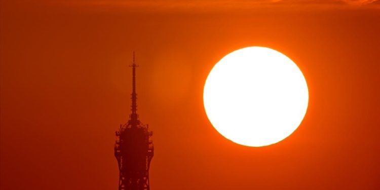 Fransa'da 2 ABD'li turist alkollü girdikleri Eyfel Kulesi'nde 1 gece mahsur kaldı