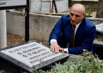 Marmara depreminde kaybettiği milletvekili ağabeyi ve ailesinin acısını unutamıyor