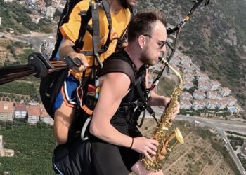 Alanya'da müzisyen yamaç paraşütü yaparken enstrüman çaldı
