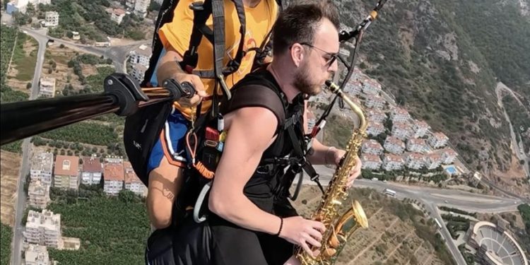 Alanya'da müzisyen yamaç paraşütü yaparken enstrüman çaldı
