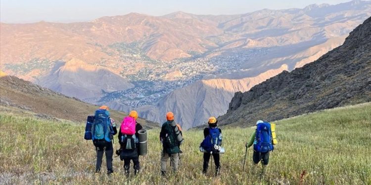 Hakkari'de dağcılar Sümbül ve Spi Dağı'na tırmandı