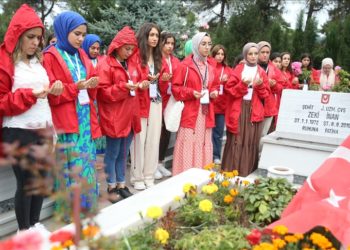 Gaziantep’ten Ordu’ya gelen kız öğrenciler şehit babasının fındığını hasat etti