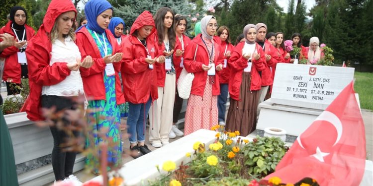 Gaziantep’ten Ordu’ya gelen kız öğrenciler şehit babasının fındığını hasat etti