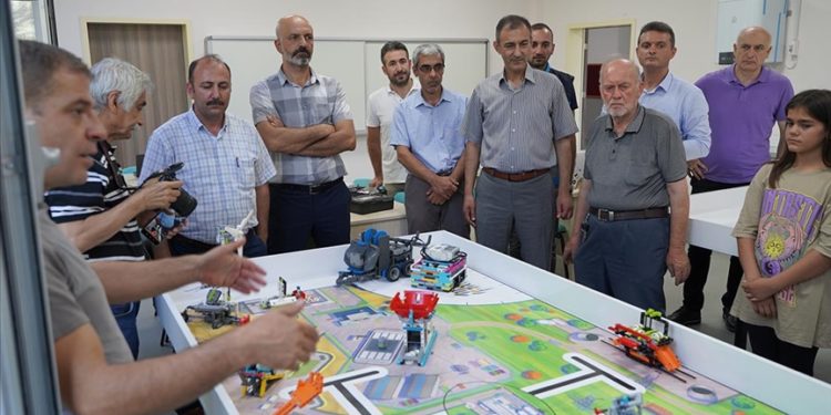 Kahramanmaraş’ta afetzede öğrenciler için robotik kodlama atölyesi açıldı