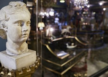 Horhor Antikacılar Çarşısı’nda üç kuşak bir arada antikacılık yapıyor