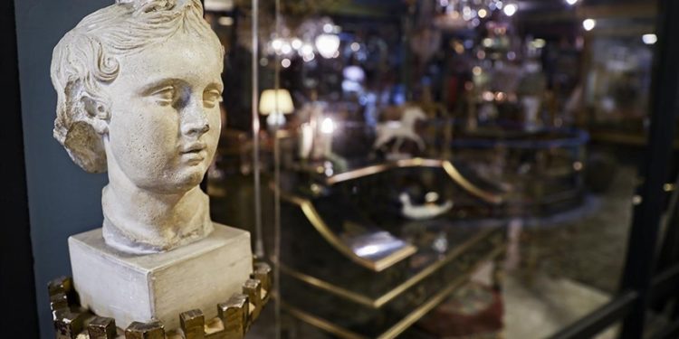 Horhor Antikacılar Çarşısı’nda üç kuşak bir arada antikacılık yapıyor