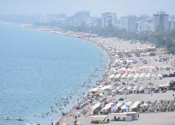 Antalya'da sıcak hava ve nemden bunalanlar sahillerde yoğunluk oluşturdu