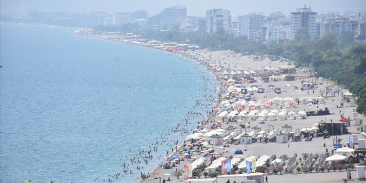 Antalya'da sıcak hava ve nemden bunalanlar sahillerde yoğunluk oluşturdu