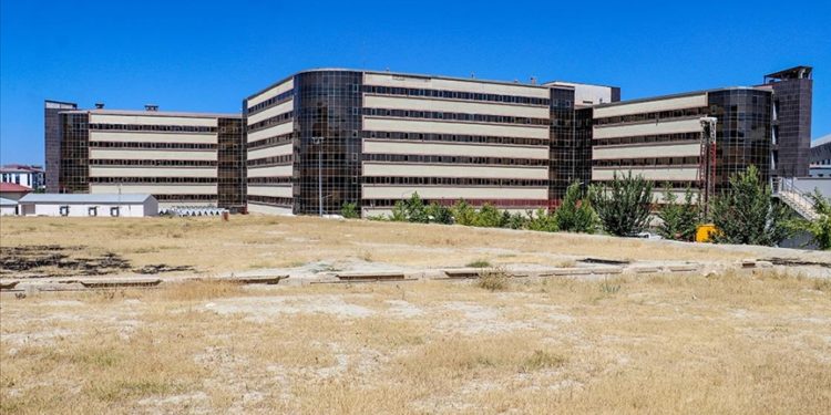 Van 800 yataklı yeni hastaneyle bölgenin “sağlık üssü” olacak