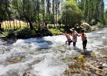 Van'da sıcaktan bunalan vatandaşlar Müküs Çayı'nda serinliyor