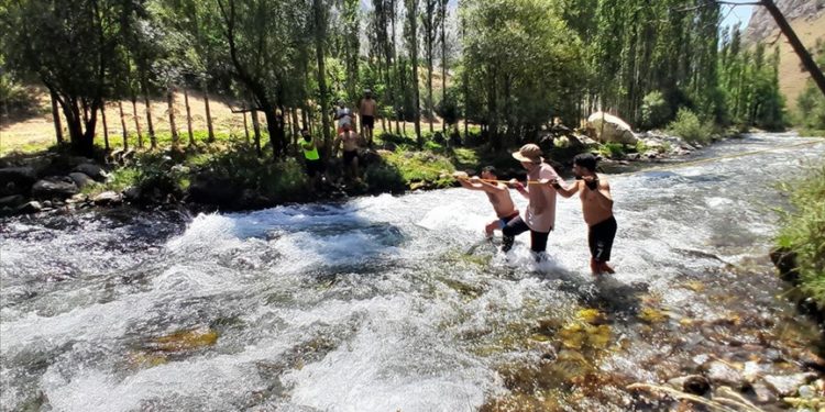 Van'da sıcaktan bunalan vatandaşlar Müküs Çayı'nda serinliyor