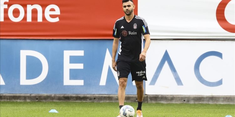 Beşiktaşlı futbolcu Ghezzal'ın oğlu ve kayınvalidesi Fransa'da trafik kazası geçirdi