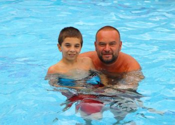 Otizmli Umut girmeye korktuğu havuzda sosyalleşip özgüvenini artırdı