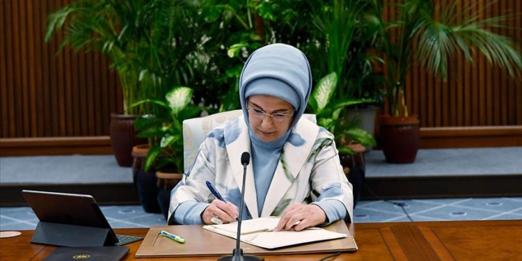 Emine Erdoğan, Çorum'da atık malzeme toplanmasına öncülük eden imamı tebrik etti