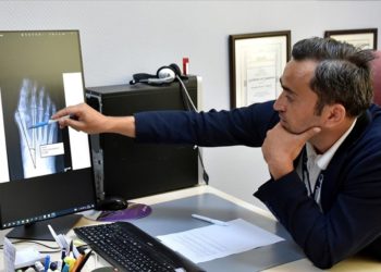 Topuklu ve ince burunlu ayakkabı, ayak başparmağında çıkıntıya yol açabilir