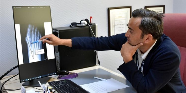 Topuklu ve ince burunlu ayakkabı, ayak başparmağında çıkıntıya yol açabilir