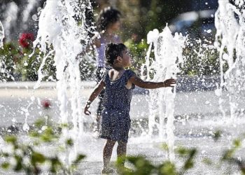Başkentte sıcak havadan bunalan çocuklar suyla dans etti