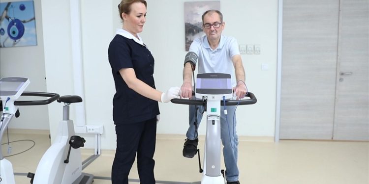 Akciğer ve kalp nakli yapılan hastalar fizik tedaviyle güç topluyor