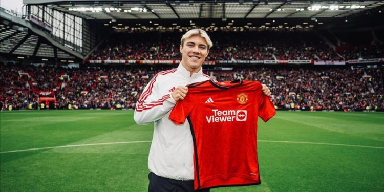 Manchester United, Rasmus Hojlund'u renklerine bağladı