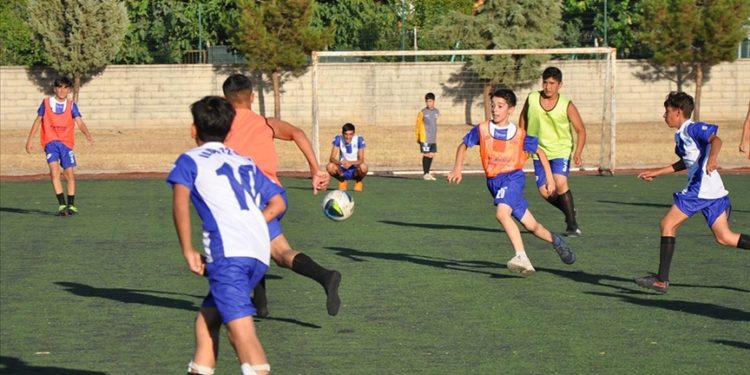 Batman'da sokakta yetenekleri keşfedilen çocuklar futbola kazandırılıyor