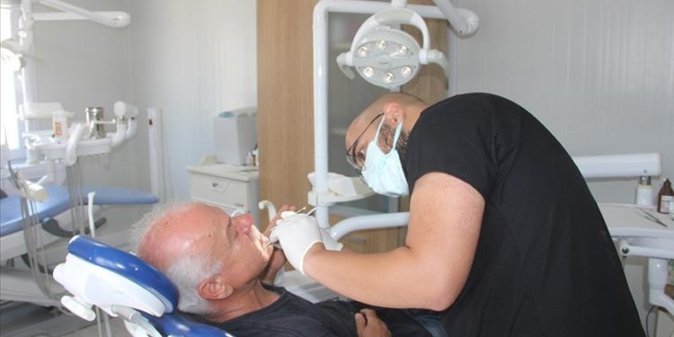 Hatay'da gezici ünitelerle verilen diş sağlığı hizmeti prefabrik merkeze taşındı