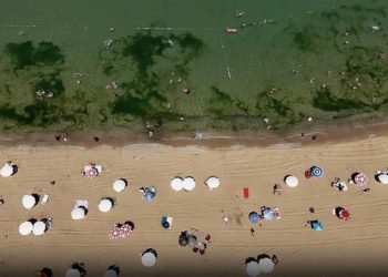 Sıcak havadan bunalan İstanbullular serinlemek için denize girdi