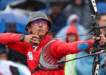Milli okçu Mete Gazoz erkekler klasik yay finalinde Kanadalı Eric Peters’i yenerek dünya şampiyonu oldu