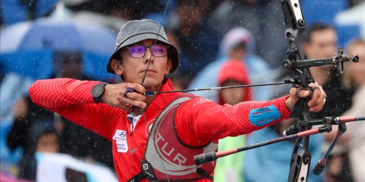 Milli okçu Mete Gazoz erkekler klasik yay finalinde Kanadalı Eric Peters’i yenerek dünya şampiyonu oldu