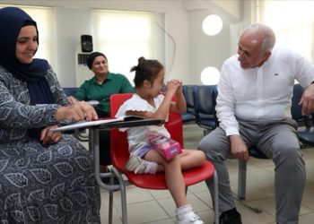 Down sendromlu kızının eğitimine destek için 39 yaşında okuryazar oldu