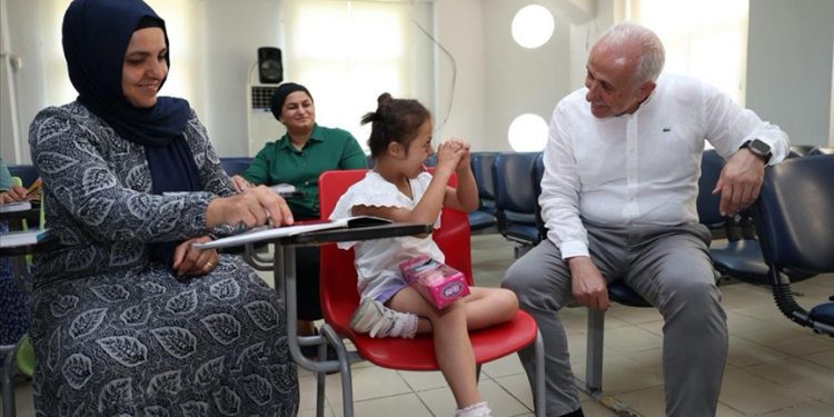 Down sendromlu kızının eğitimine destek için 39 yaşında okuryazar oldu