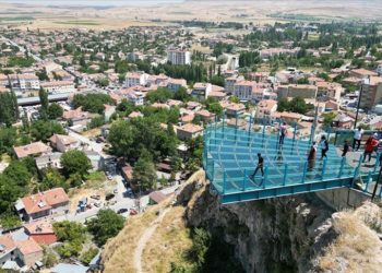 Kayalıklar üzerinde doğanın içinde bir cam teras