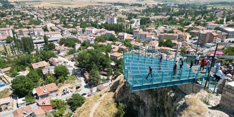 Kayalıklar üzerinde doğanın içinde bir cam teras