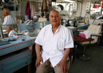 Elmalı’nın 66 yıllık “Yavuz berber”i mesleğini ilk günkü şevkle yapıyor